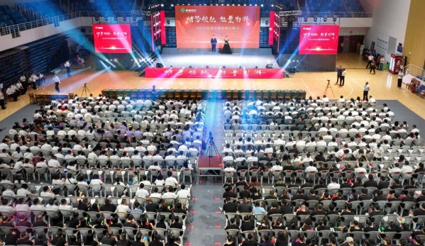 2025年双登国庆晚会致敬攀登征程